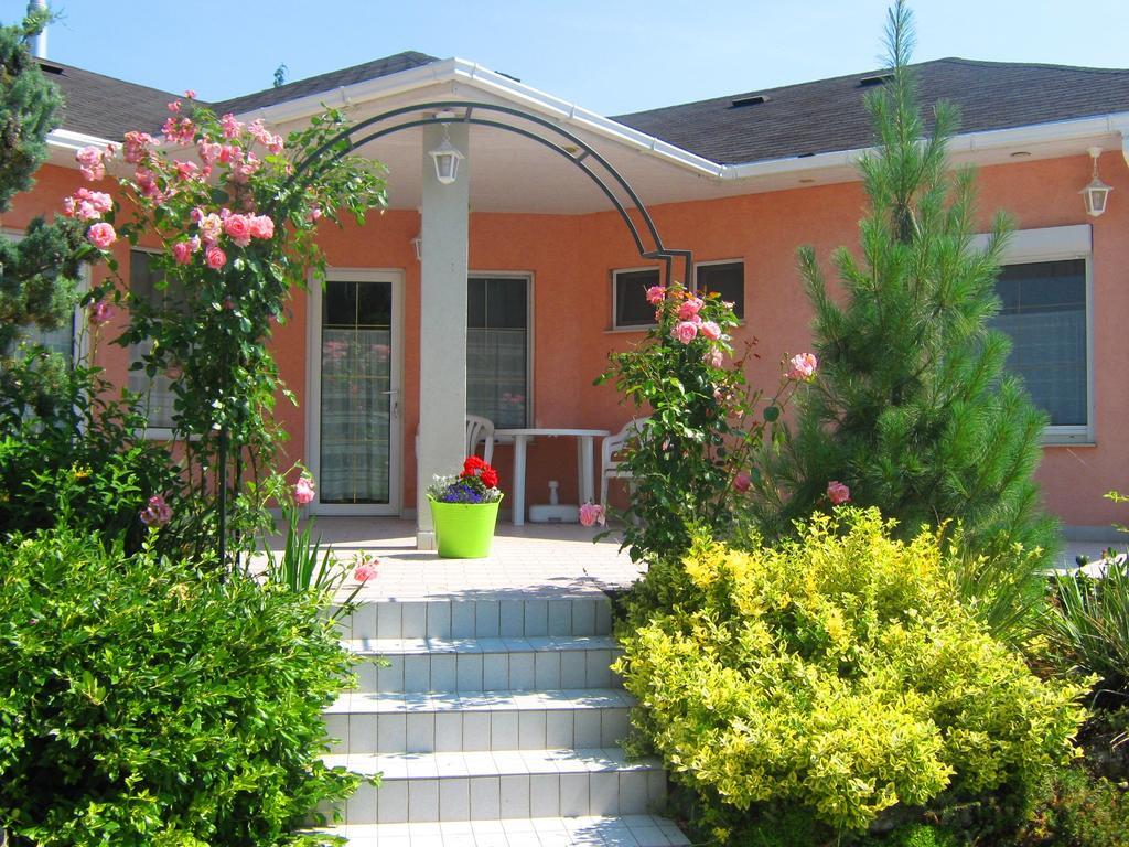 Feszek Apartmanhaz Vonyarcvashegy Exterior photo