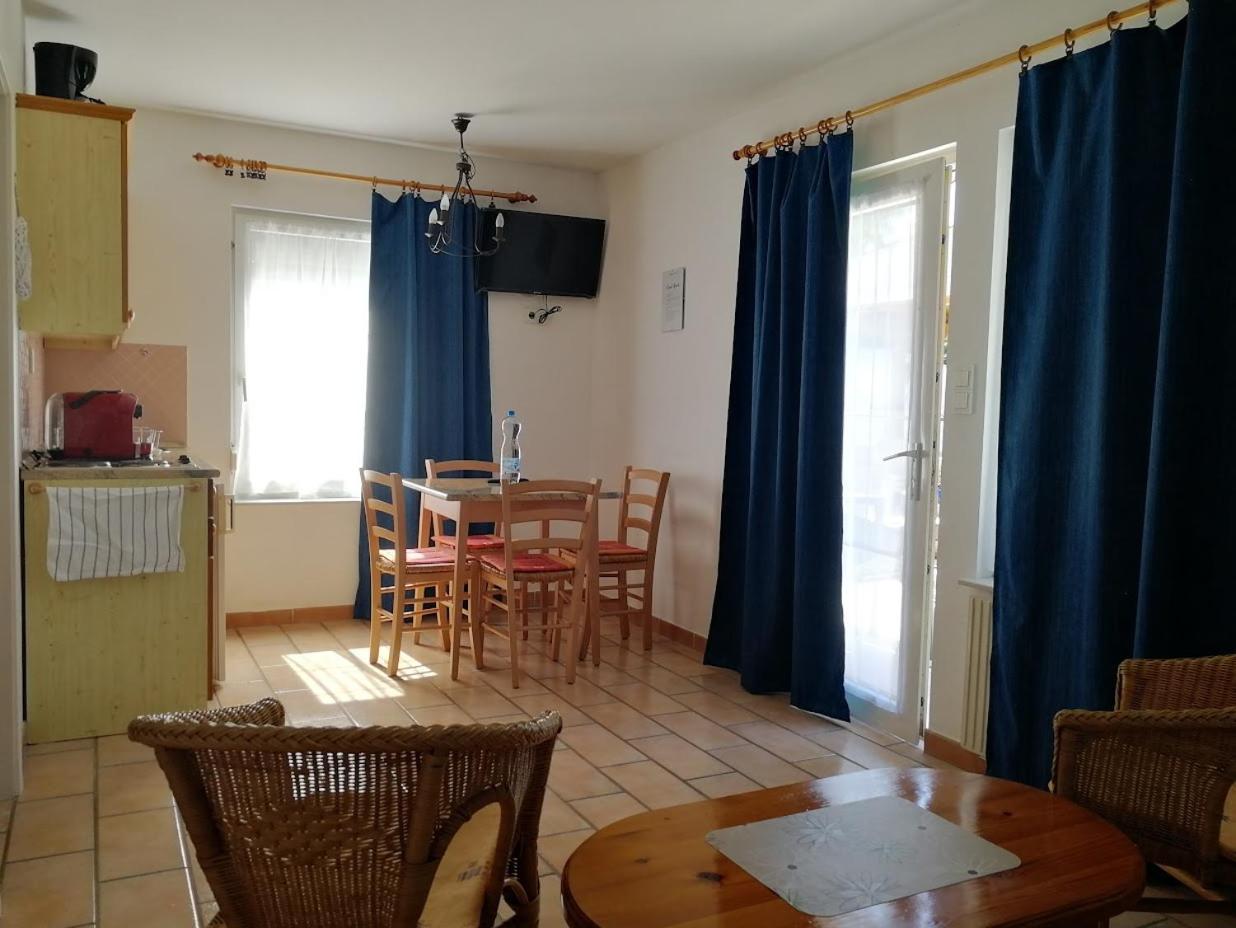 Feszek Apartmanhaz Vonyarcvashegy Exterior photo